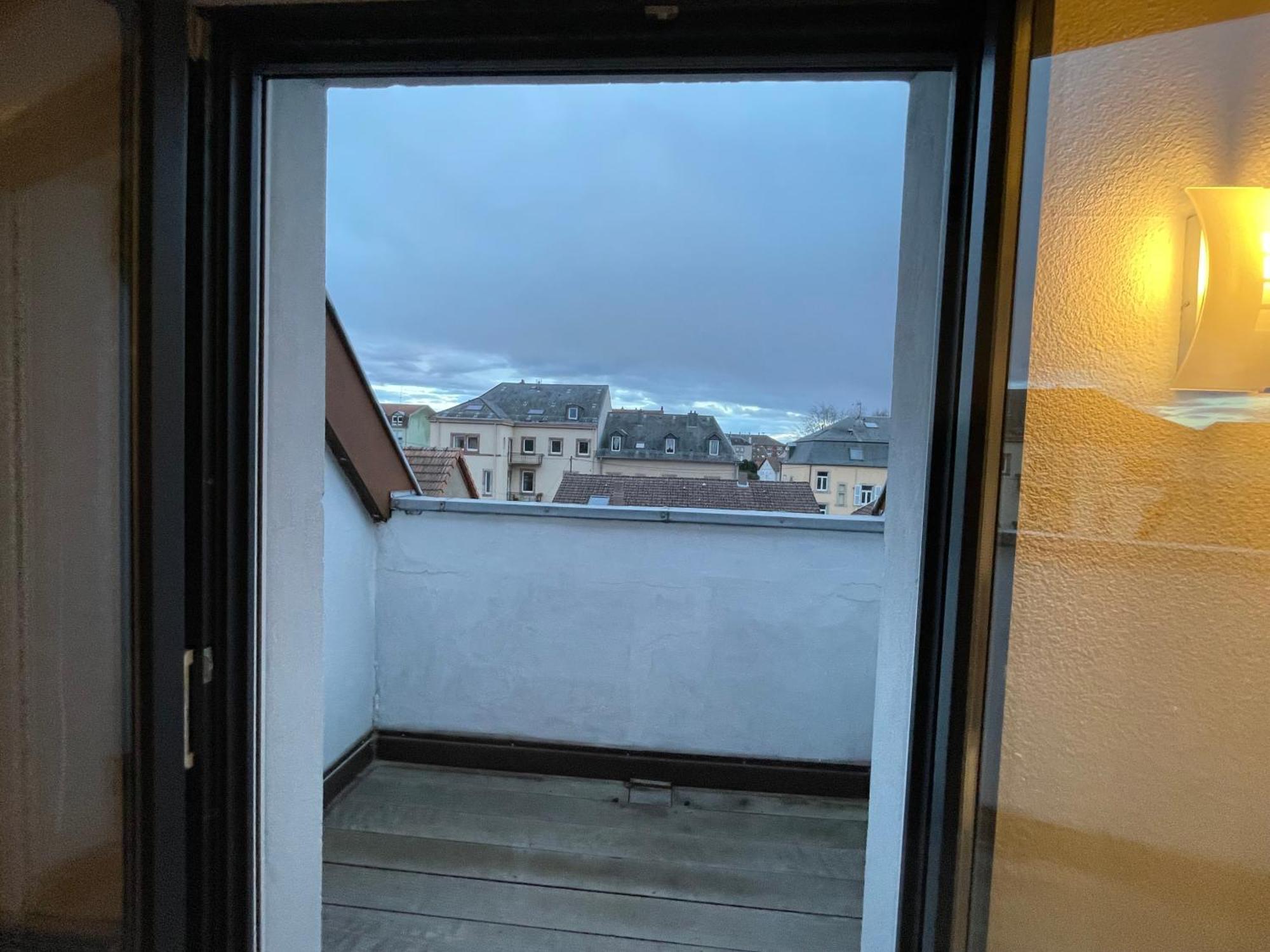 Fathala - Appartement Lumineux En Dernier Etage - Face A La Gare Routiere Sarrebourg Exterior foto